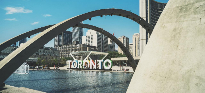 Best of Downtown Toronto Walking Tour with Toronto Tower