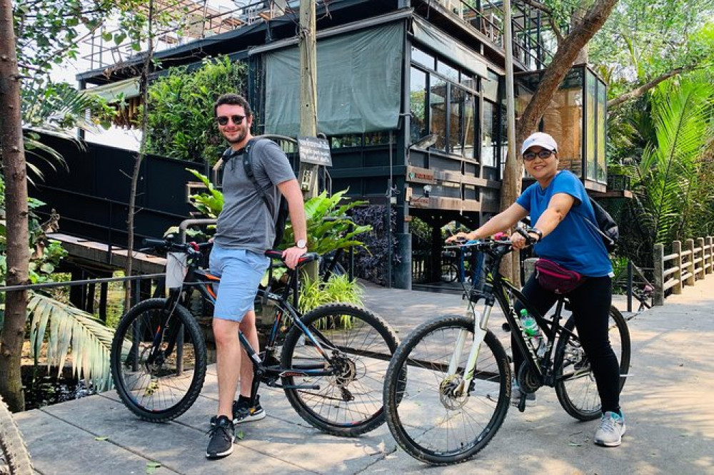 Small Group: Bangkok Nature & Local Village Bike Tour