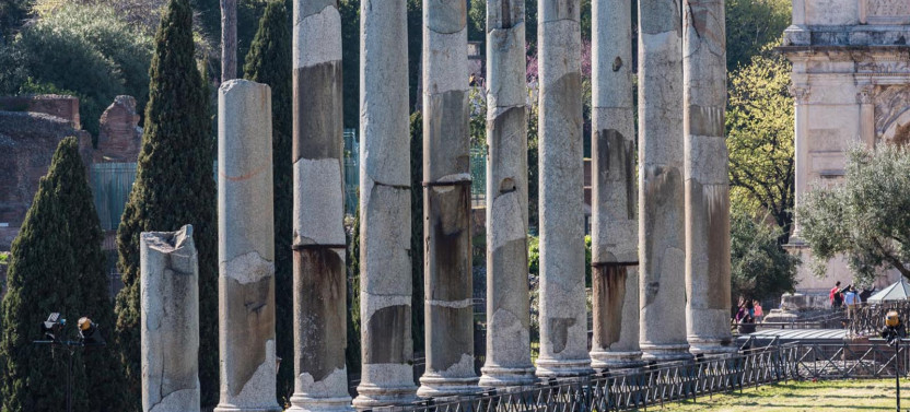 Piazzas of Rome Tour with Colosseum & Roman Forum