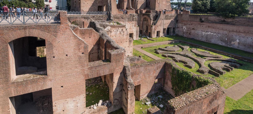 Piazzas of Rome Tour with Colosseum & Roman Forum