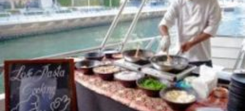 Luxury Dubai Marina Dinner Cruise With Live Music