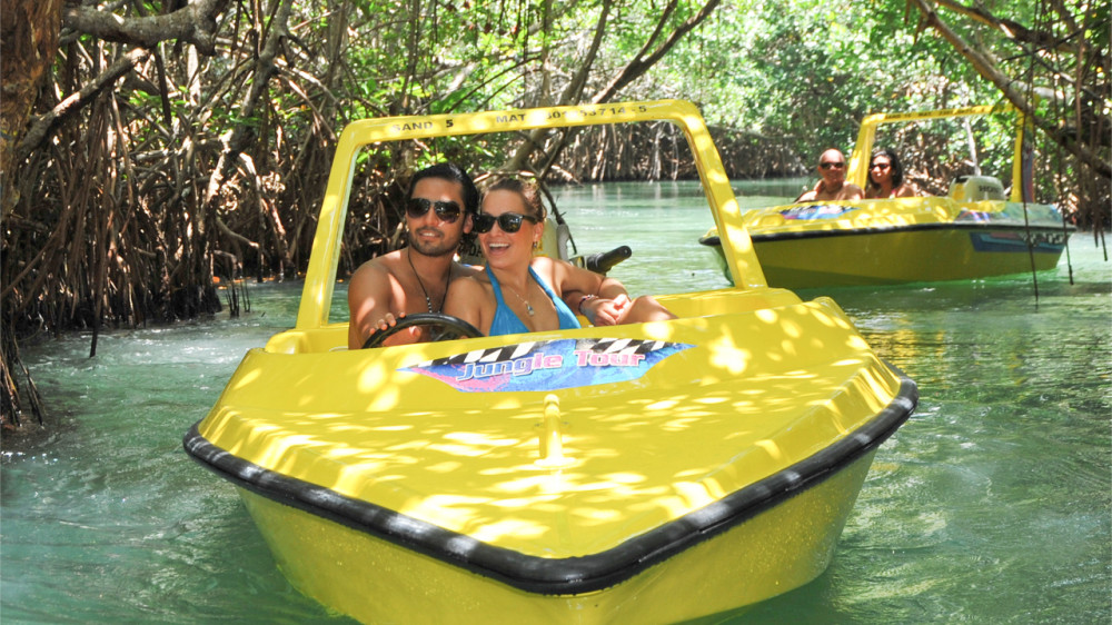 group boat tour cancun