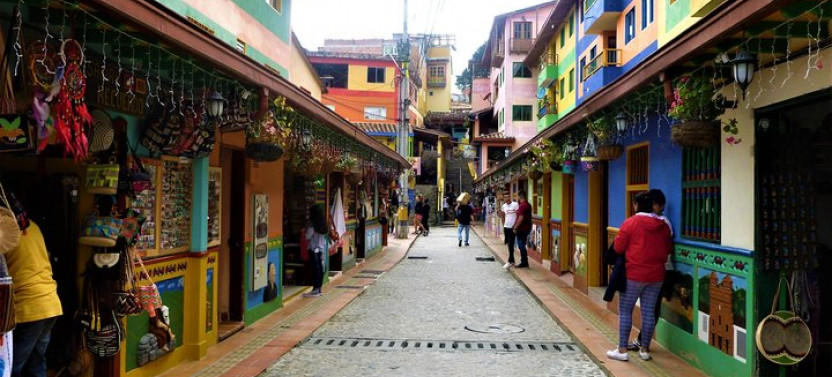 Guatapé Day Trip with Majestic Yacht and El Peñol Rock