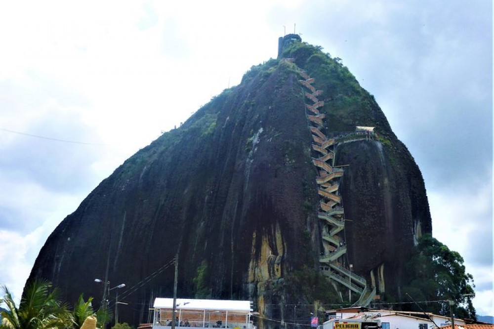 Guatape and El Peñol Emblematic Destination of Medellin