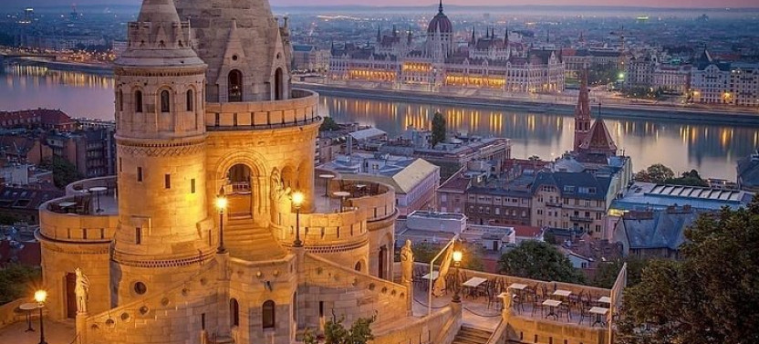 Budapest Virtual Reality City Tour & Danube River Evening Cruise