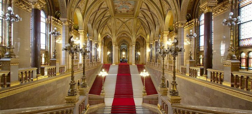Budapest Parliament Interior Guided Tour with Danube River Cruise