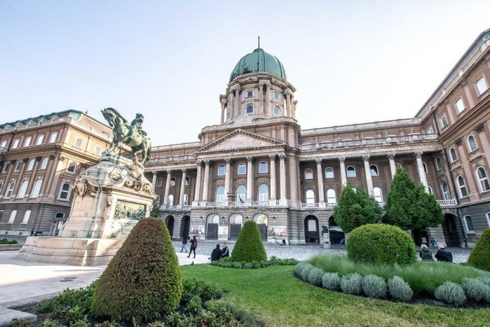 5-Hour Private Budapest City Tour With Coffee And Cake Stop