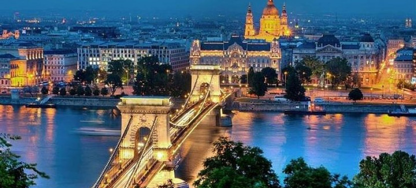 Private Budapest Christmas Market Tour & Danube Evening Cruise