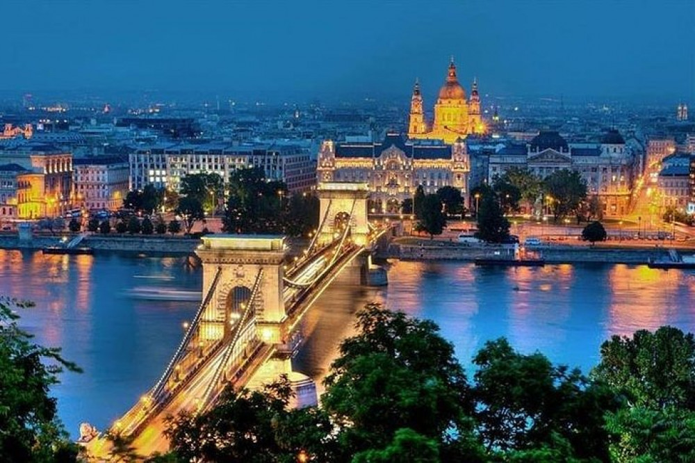 Private Budapest Christmas Market Tour & Danube Evening Cruise