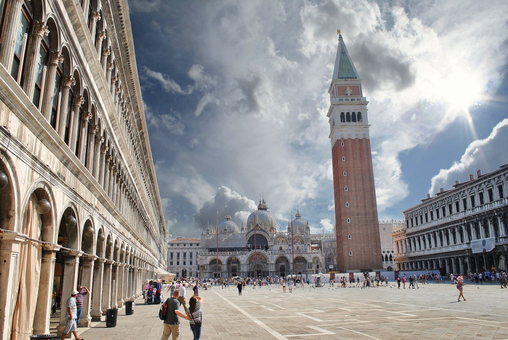 Small-Group VIP Art & Food Venice Walking Tour with Aperitivo