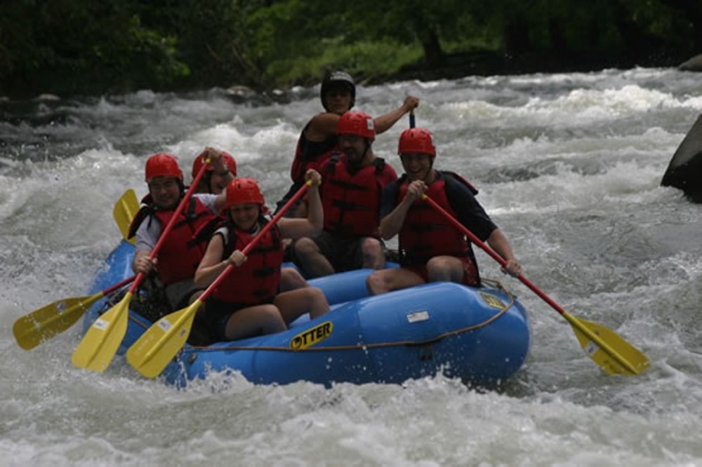 white-water-rafting-tour-class-4-rapids-puerto-viejo-de-sarapiqui