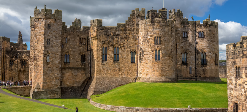 Alnwick Castle Tour Including entry to Bamburgh Castle and Alnwick Castle