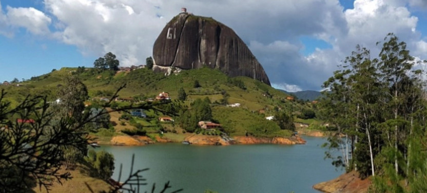 Private Guatapé Town Tour & Top of The Rock of El Peñol
