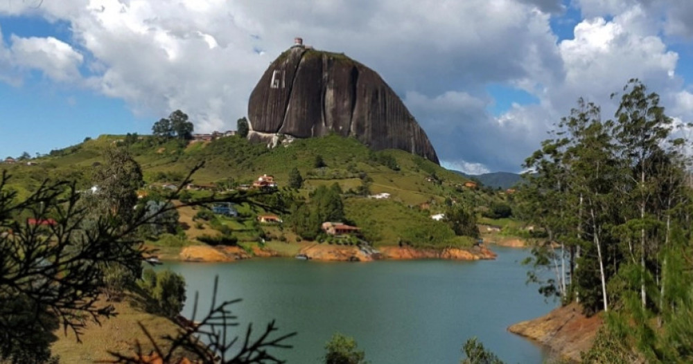 Private Guatapé Town Tour & Top of The Rock of El Peñol