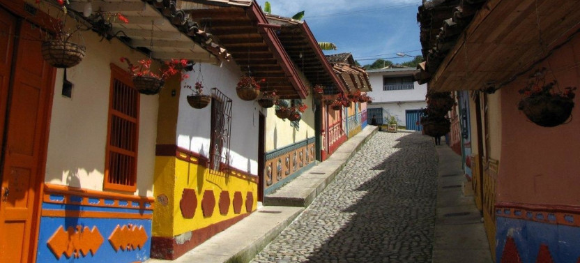 Private Guatapé Town Tour & Top of The Rock of El Peñol