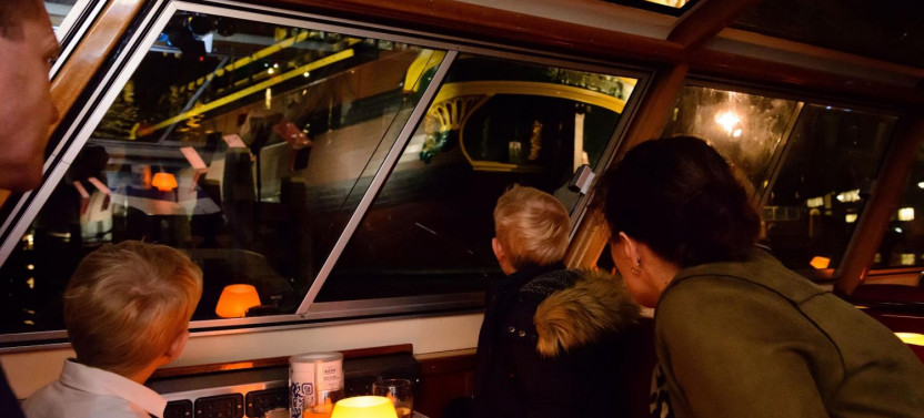 Amsterdam Evening Canal Cruise with Snackbox