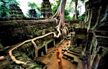 Private Siem Reap 2 Days Tour of Angkor Wat and Floating Village