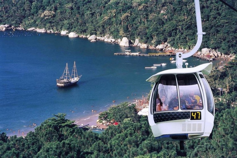 Day tour to Unipraias Park and Cable Cars (Portuguese)