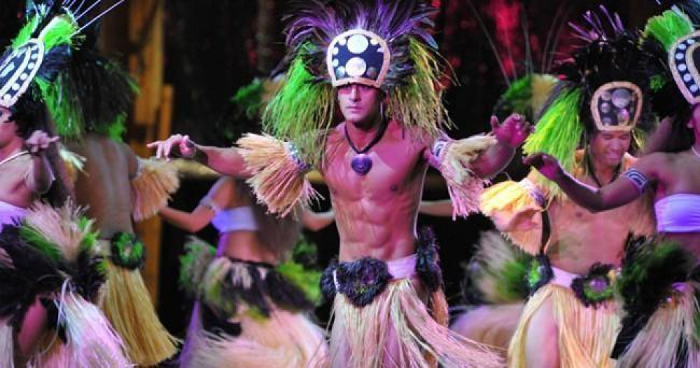 Luau Kalamaku - Hawaiian Package With Train Ride & Transportation