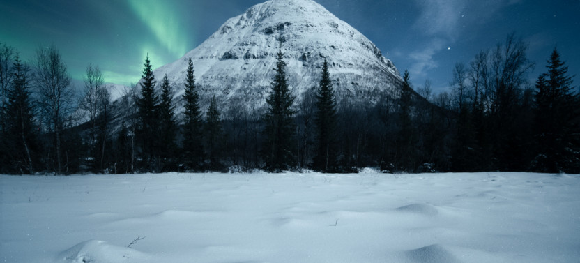 Tromsø: Aurora Hunt with Campfire, Warm meal, Winter Gear & Transfers