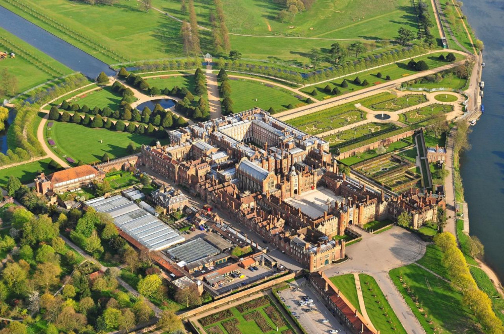 Hampton Court Full Day Tour & Afternoon Tea