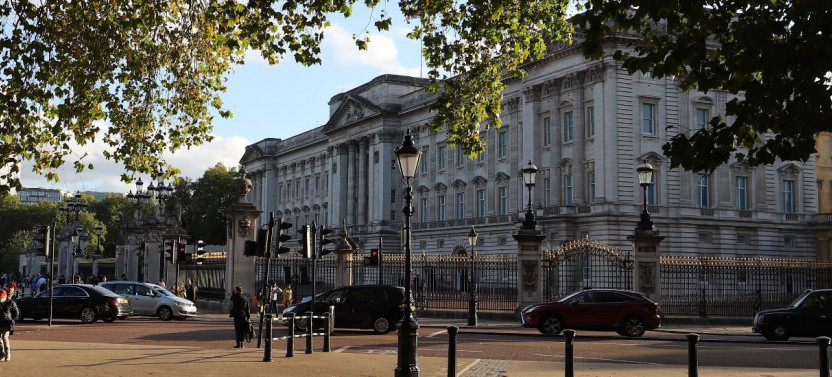 Buckingham Palace Walk with High Tea at Kensington Palace