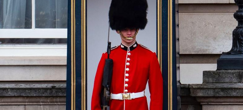 Buckingham Palace Walk with High Tea at Kensington Palace