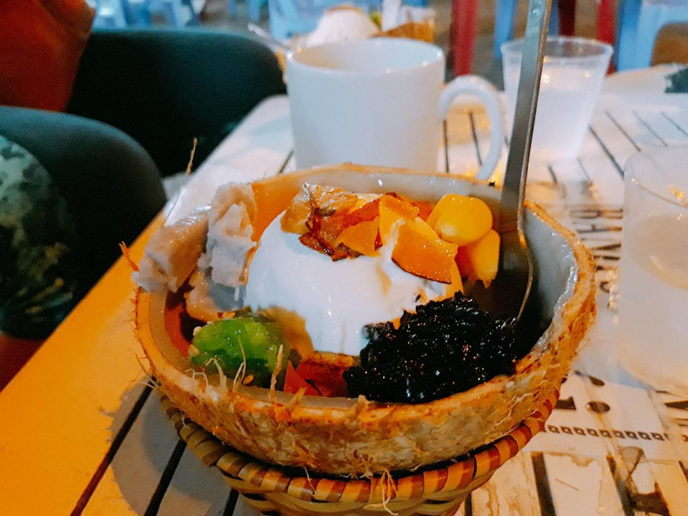 Saigon Scooter Food Tour By Night With An Ao Dai Guide Ho Chi Minh