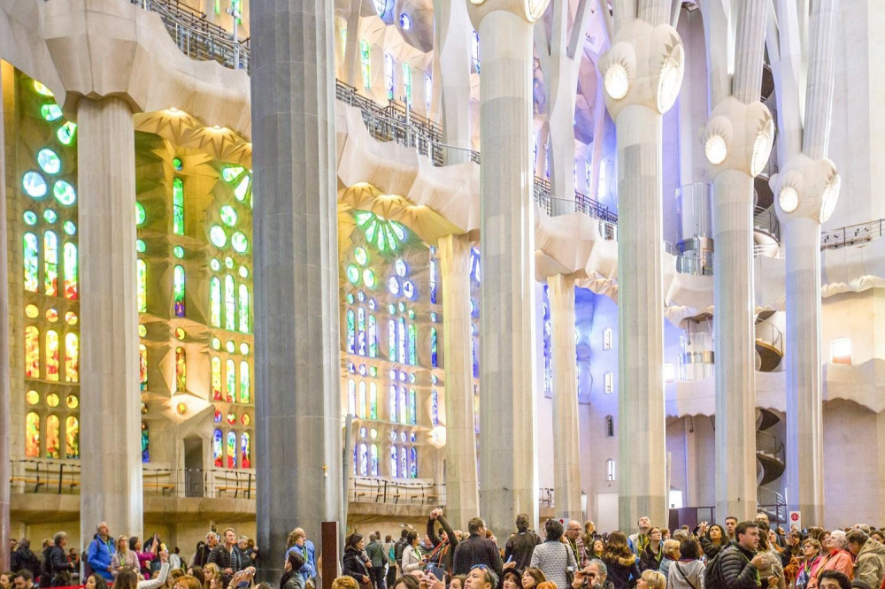 Private Eco-Friendly Tour To Park Güell & Sagrada Familia