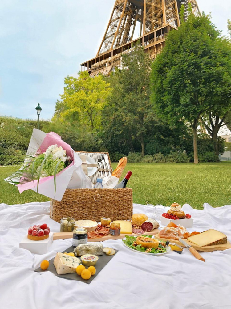 Decadent French Picnic with Wine Pairing in Paris