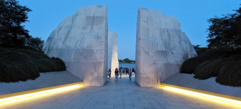 (Glass Roof / Open-Top) DC at Dusk Bus Tour