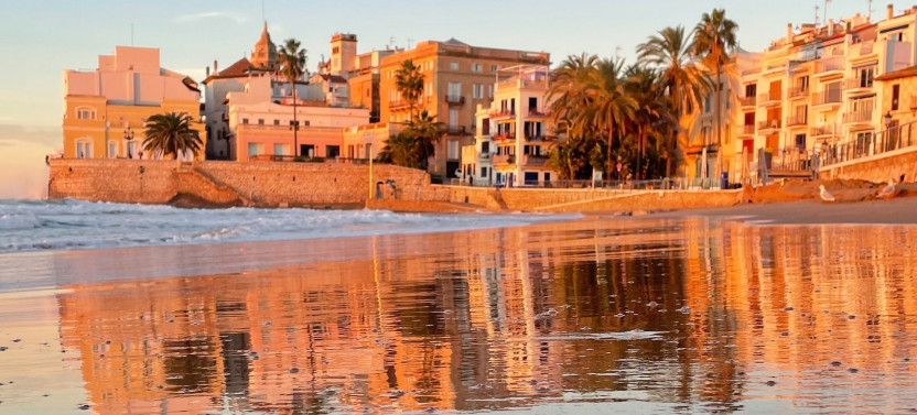 Private Sitges and Paella: The Ultimate Local Experience