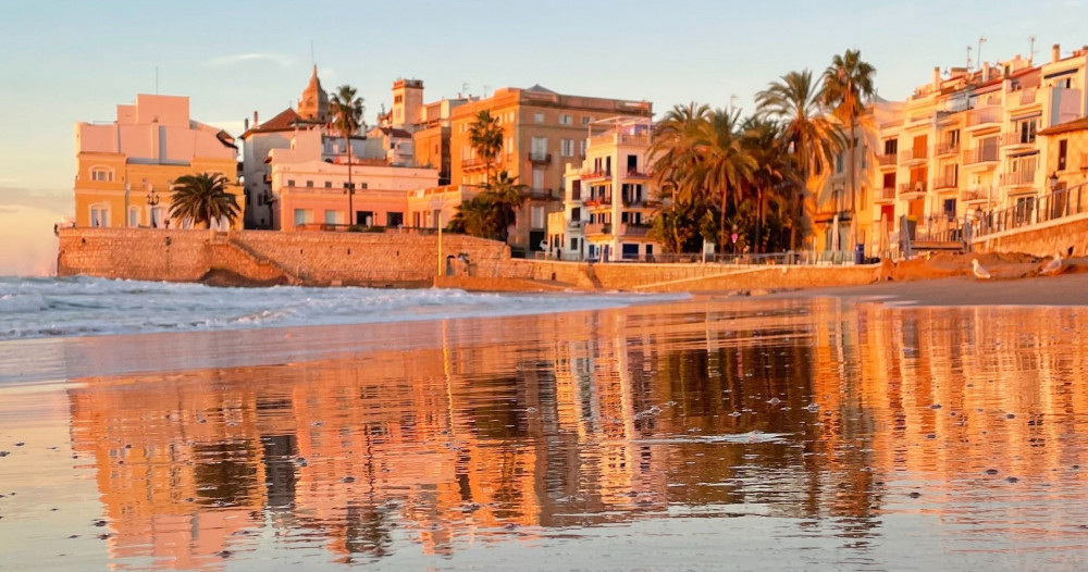 Private Sitges and Paella: The Ultimate Local Experience