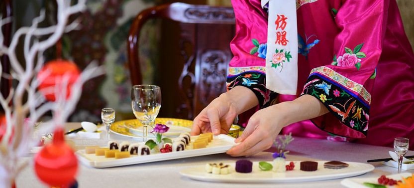 Private Walking Tour: Jingshan Hill, Beihai Park, Old Beijing, Lunch/Dinner