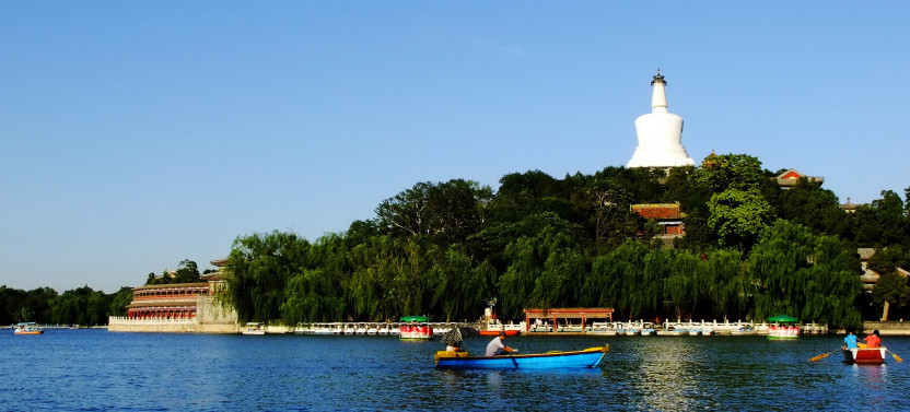 Private Walking Tour: Jingshan Hill, Beihai Park, Old Beijing, Lunch/Dinner