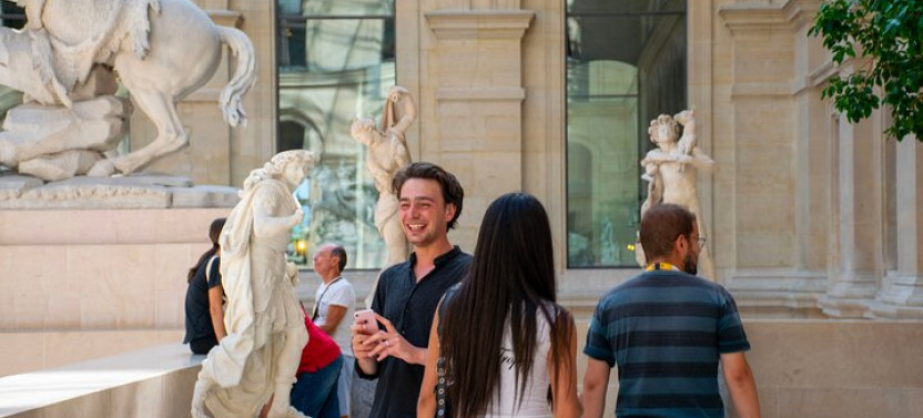 Private Louvre Tour with Hotel Pickup in Paris – Comfort & Expert Guide