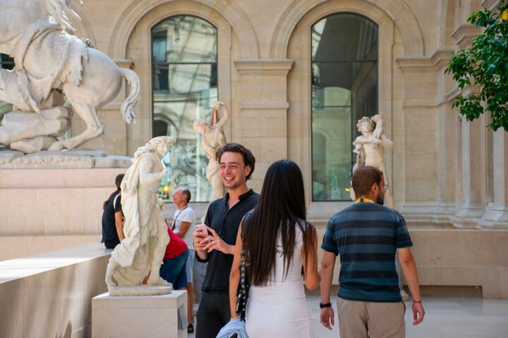 Private Louvre Tour with Hotel Pickup in Paris – Comfort & Expert Guide