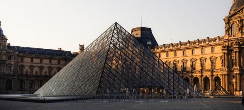 Private Louvre Tour with Hotel Pickup in Paris – Comfort & Expert Guide