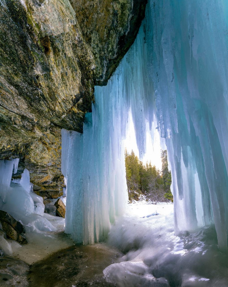 Frozen Beauty of the Black Hills: Crystals, Caves and Waterfalls