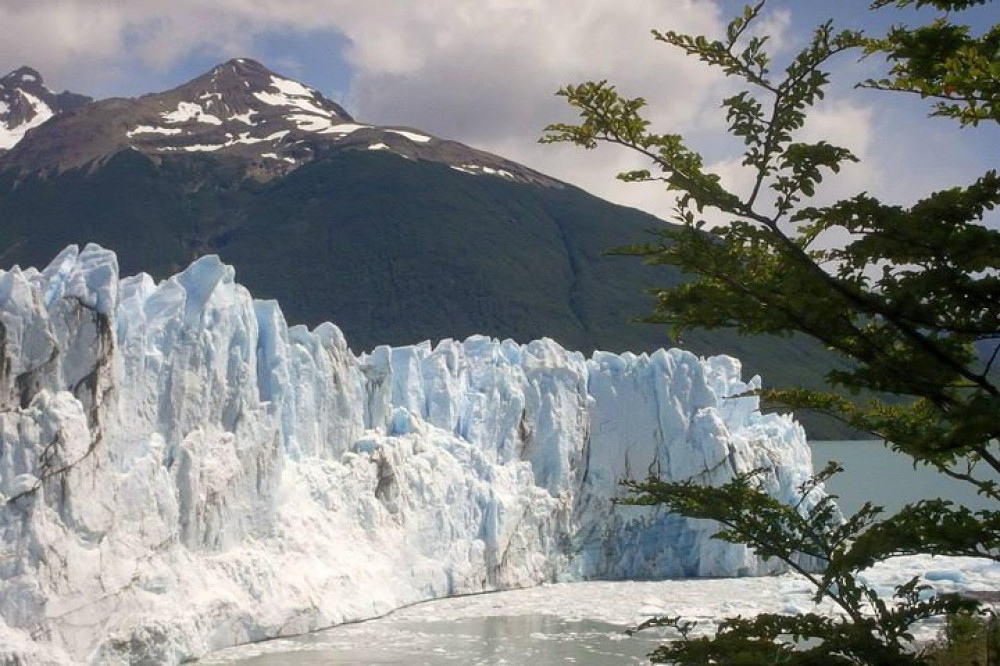 2 Days and 1 Night El Calafate Experience with Airfare from Buenos Aires