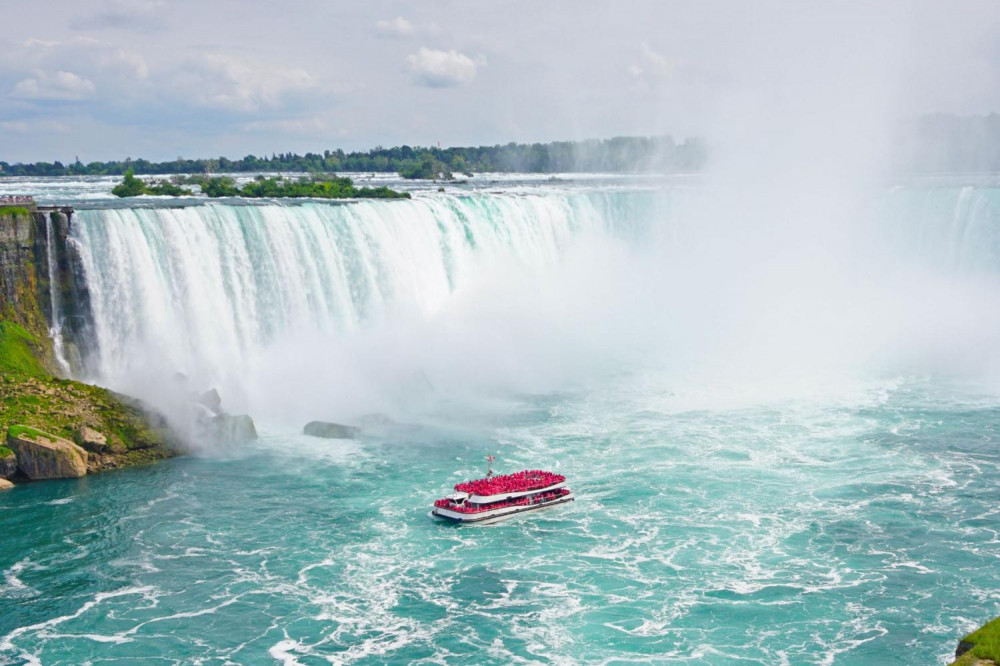 Niagara Falls Day Tour from Toronto with Boat Cruise & Lunch