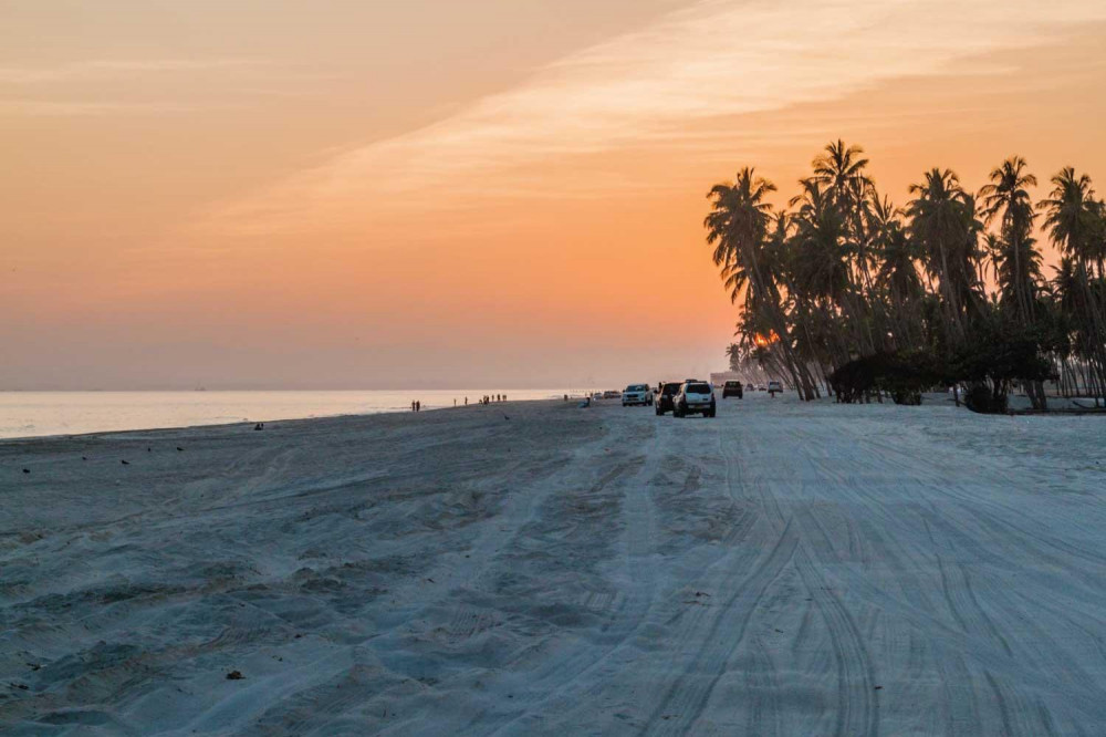 Private Dalkut and Fizayah Beach by 4X4 From Salalah