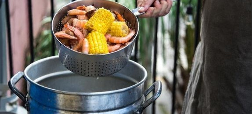 New Orleans: Shrimp Boil Cabaret Dinner and Show Experience
