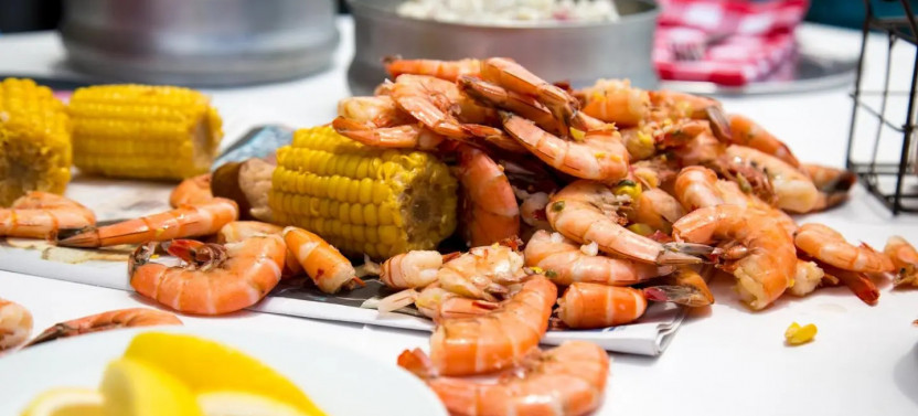 New Orleans: Shrimp Boil Cabaret Dinner and Show Experience