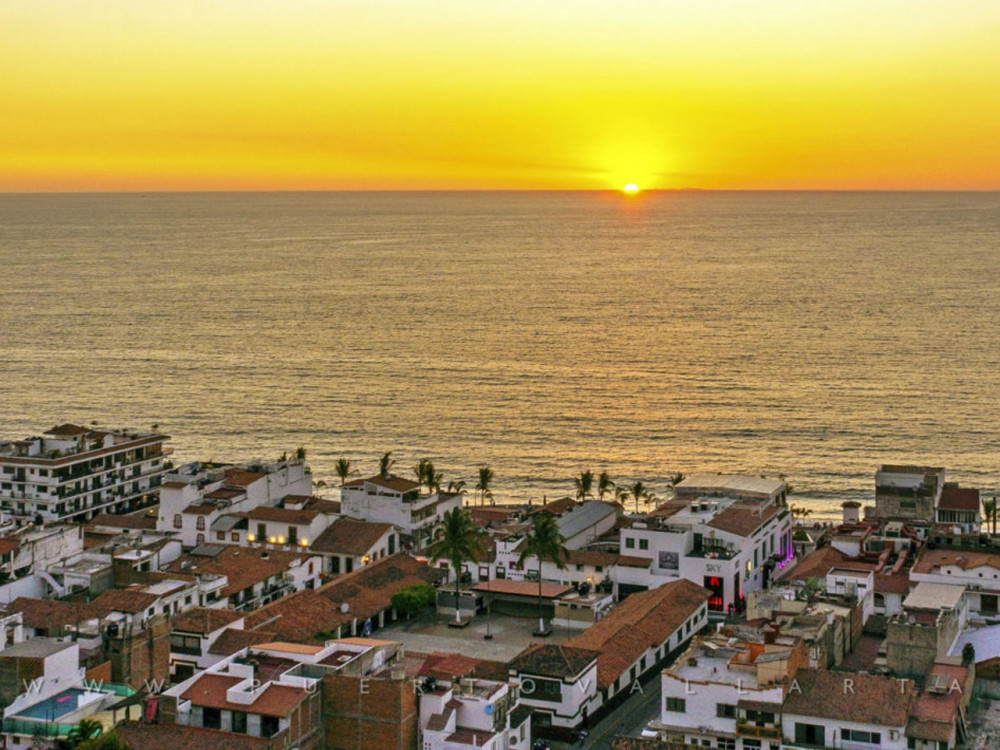 Puerto Vallarta: Sunset Views, Seafood & Live Music