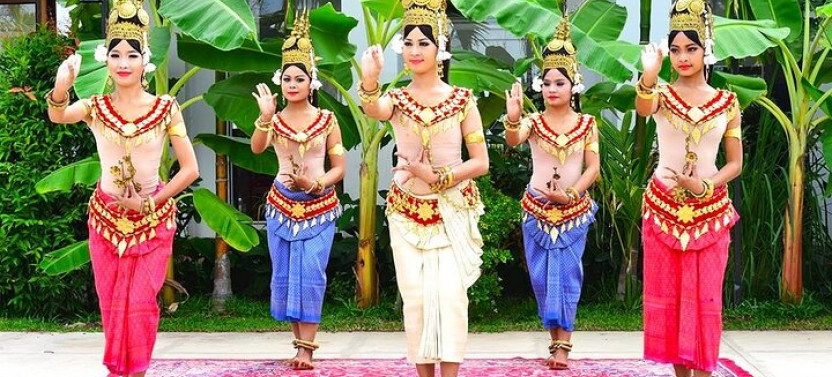 Apsara Dance Show With Dinner by Tuk-Tuk Roundtrip Transfer