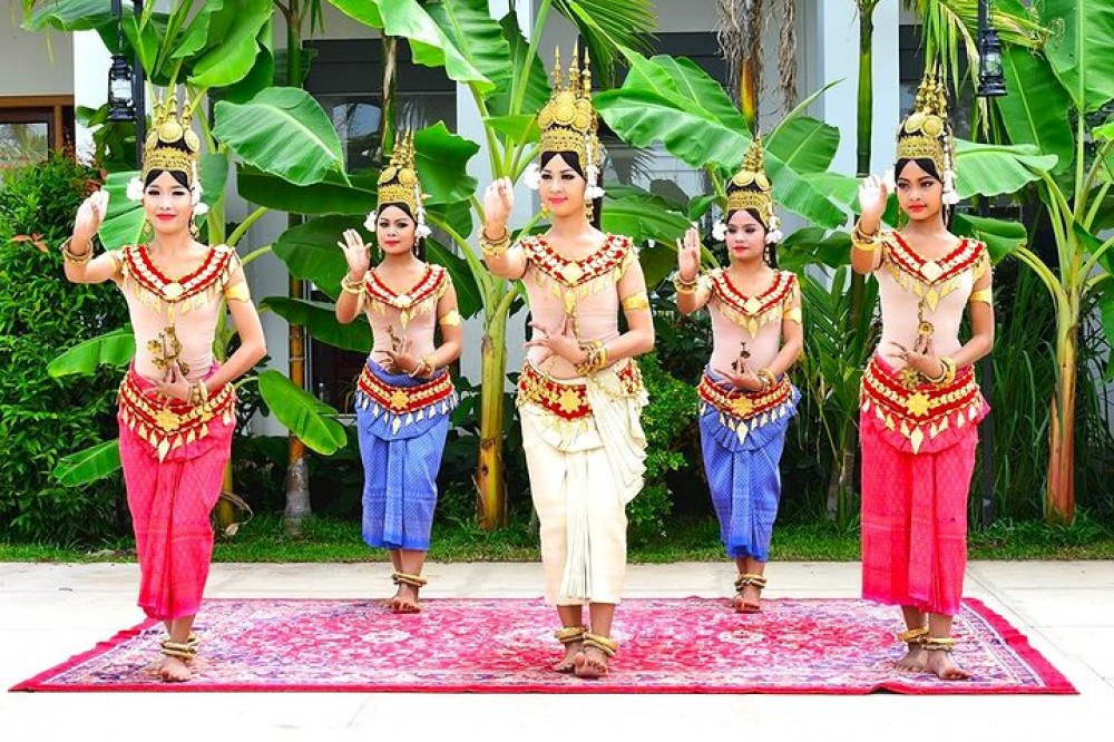 Apsara Dance Show With Dinner by Tuk-Tuk Roundtrip Transfer