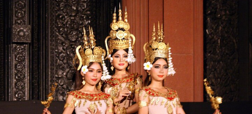 Apsara Dance Show With Dinner by Tuk-Tuk Roundtrip Transfer