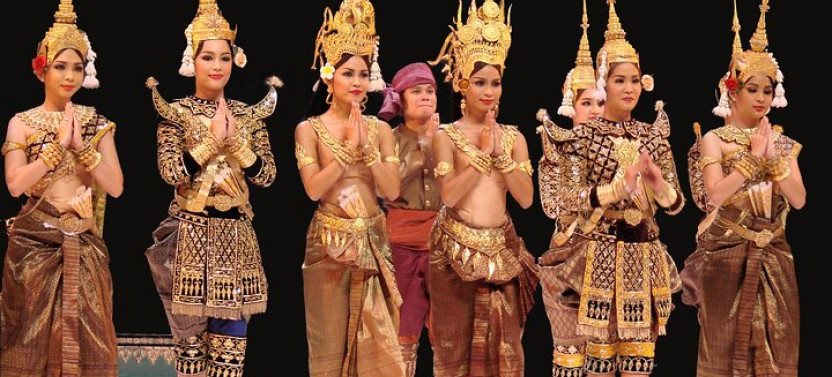Apsara Dance Show With Dinner by Tuk-Tuk Roundtrip Transfer