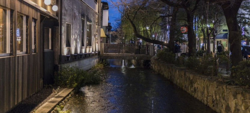 Small Group Kyoto Pontocho Casual Evening Food Tour with Local Guide